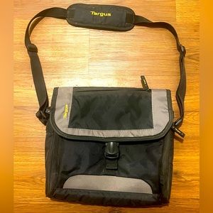 Targus City Gear Mini Messenger Bag - Black